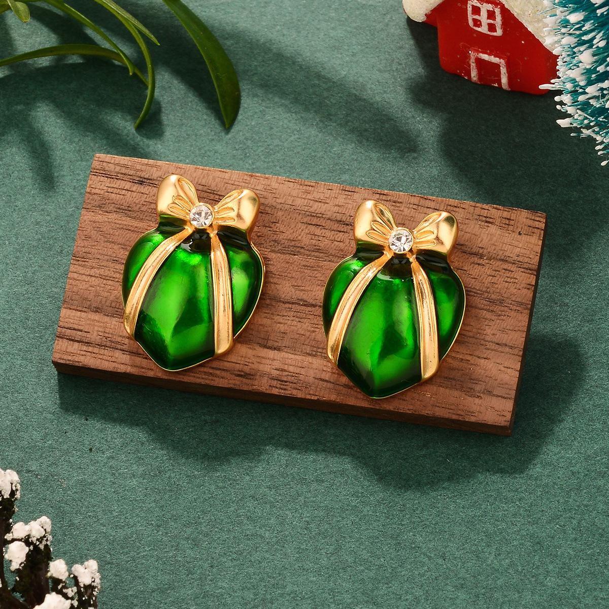 

Retro stud earrings temperament versatile Christmas silver needle earrings red-green autumn and winter niche design love earrings
