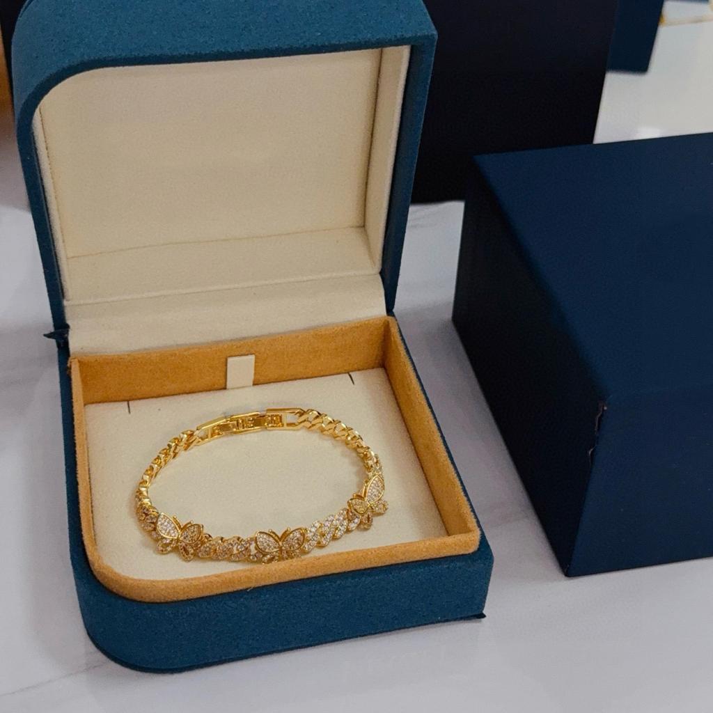 Schmetterlingsarmband mit Vollbesatz aus Diamanten, Einlage aus Naturstein, die echte Details zeigt. Süße Serie, Mehrblumenarmband Naturstein