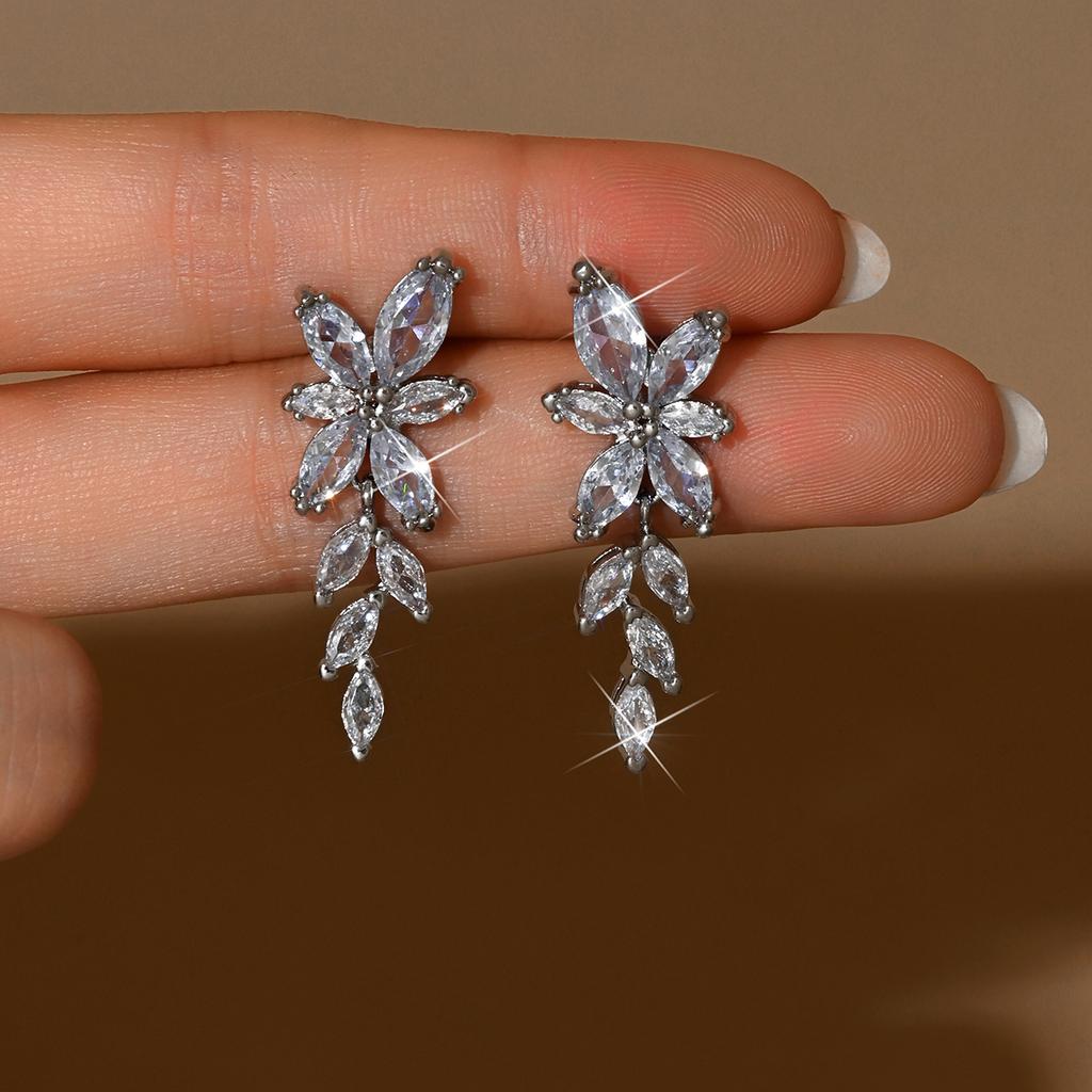 Ladies' fashionable design earrings and jewelry are suitable for dates, parties, festivals, and gifts