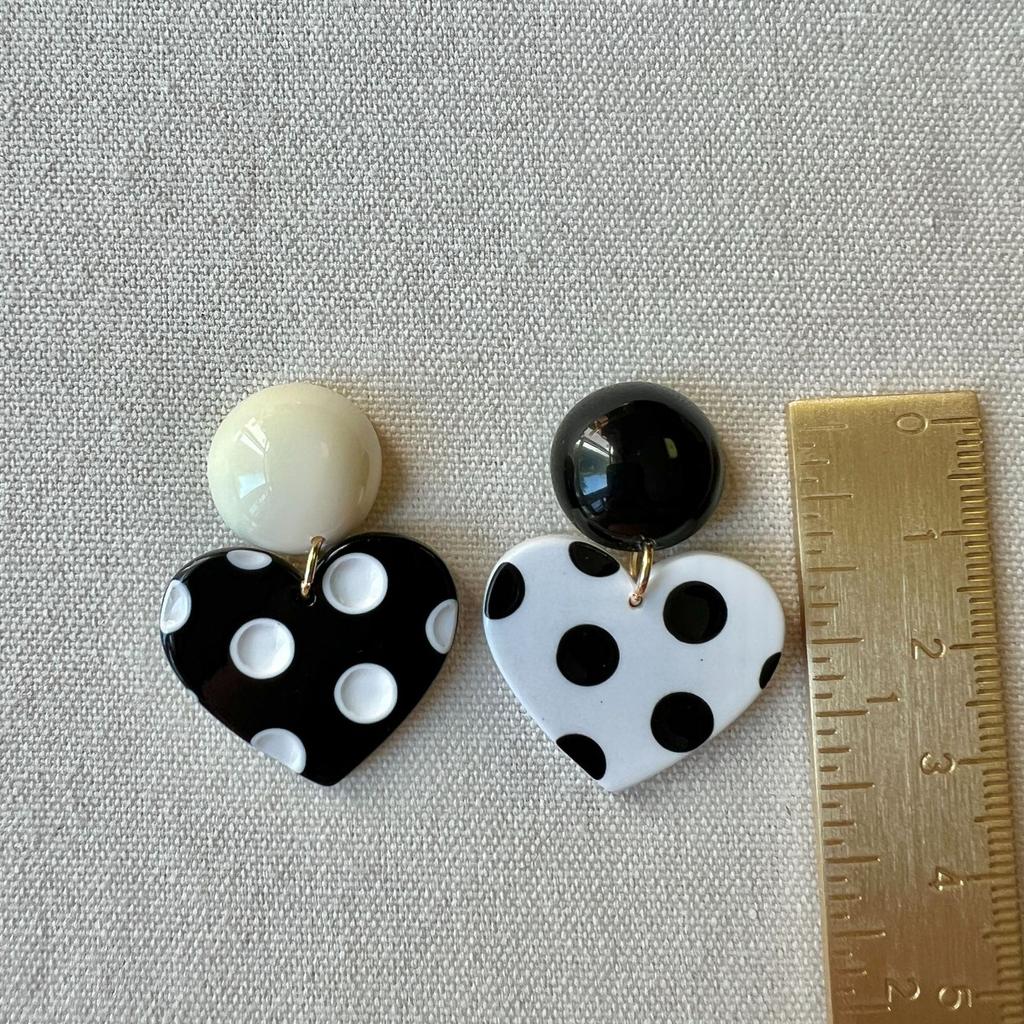 Asymmetric Black and White Contrasting Polka Dot Heart Pendant Stud Earrings for Women Sweet Design Fashion Jewelry Party Gift