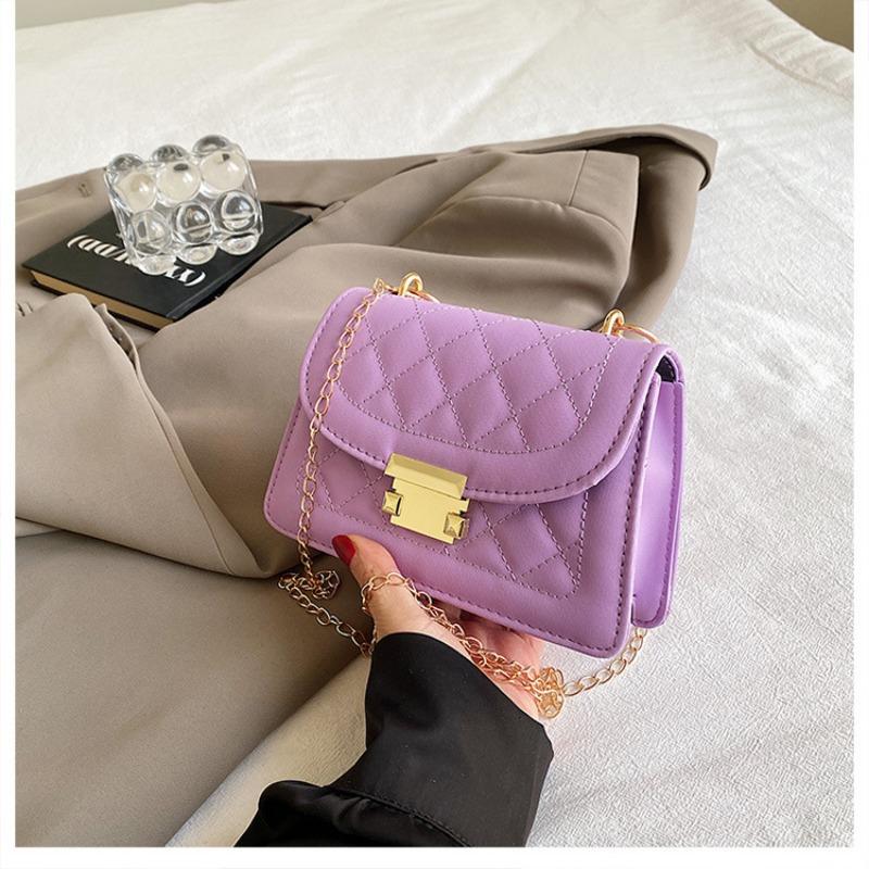 

A Fashionable Chain Crossbody Bag for Ladies, A Trendy Lock-button Hand-held Small Square Bag фіолетовий