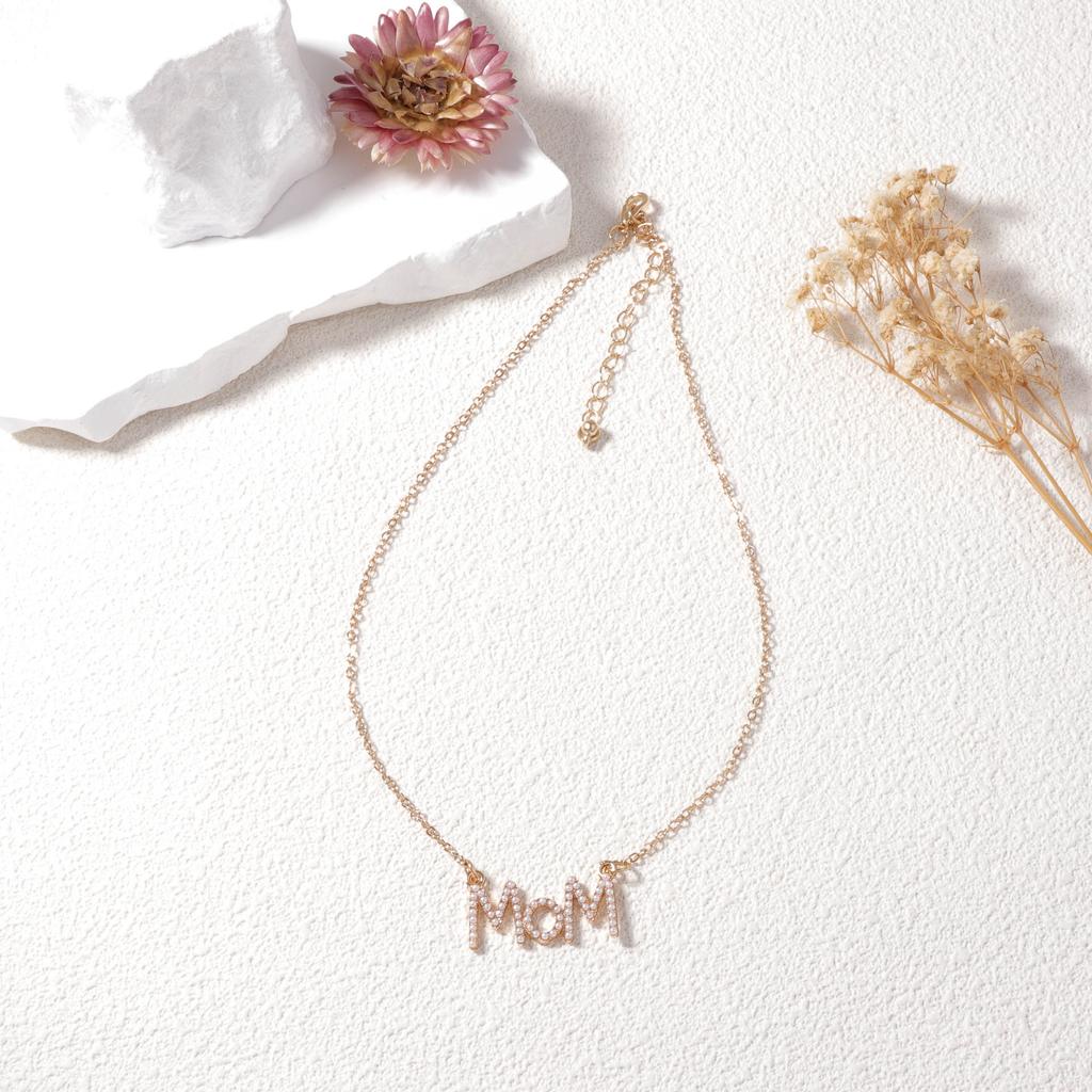 A simple and fashionable European and American alloy rice bead letter MOM Mother's Day elegant woman's necklace