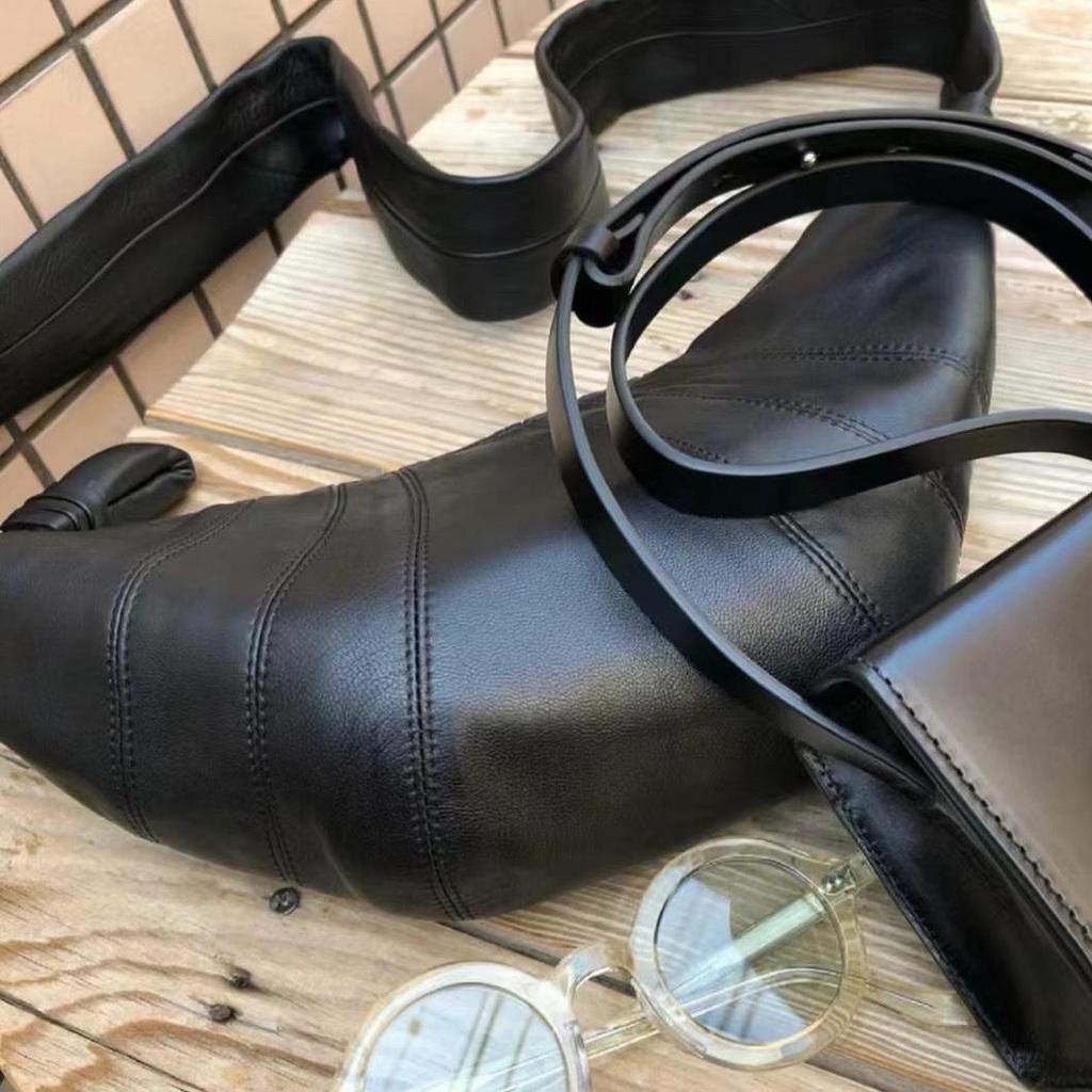 Skórzana torebka na ramię typu croissant: Elegancki neutralny design, unikalny styl listonosza