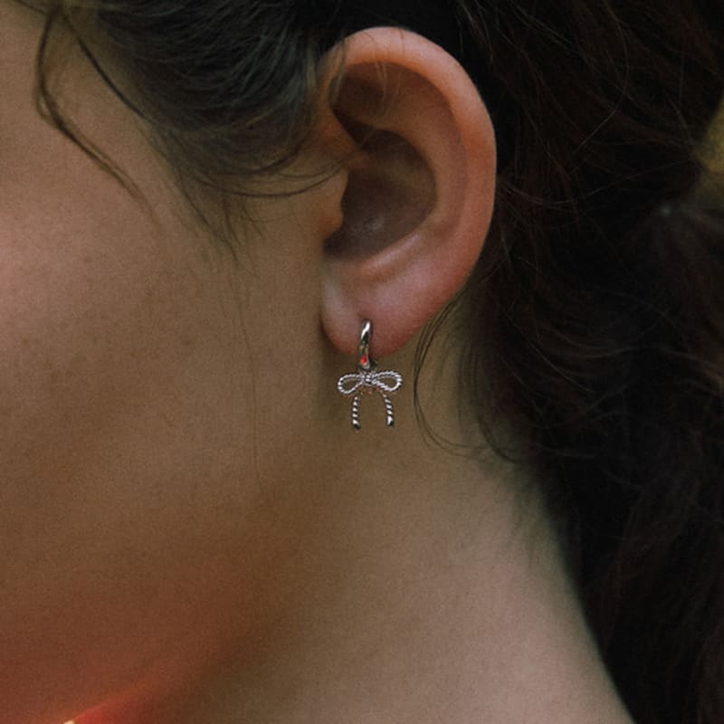 By Hyeres [925 Silver] Ribbon Twist One Touch Earrings (Silver) BH6E39653W9XXX