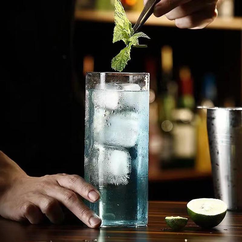 Cană pătrată din sticlă transparentă cu băutură rece, cu gheață, apă, lapte, ceai, ceai de băut, pahar de vin, ceașcă de cafea, restaurant, bar acasă
