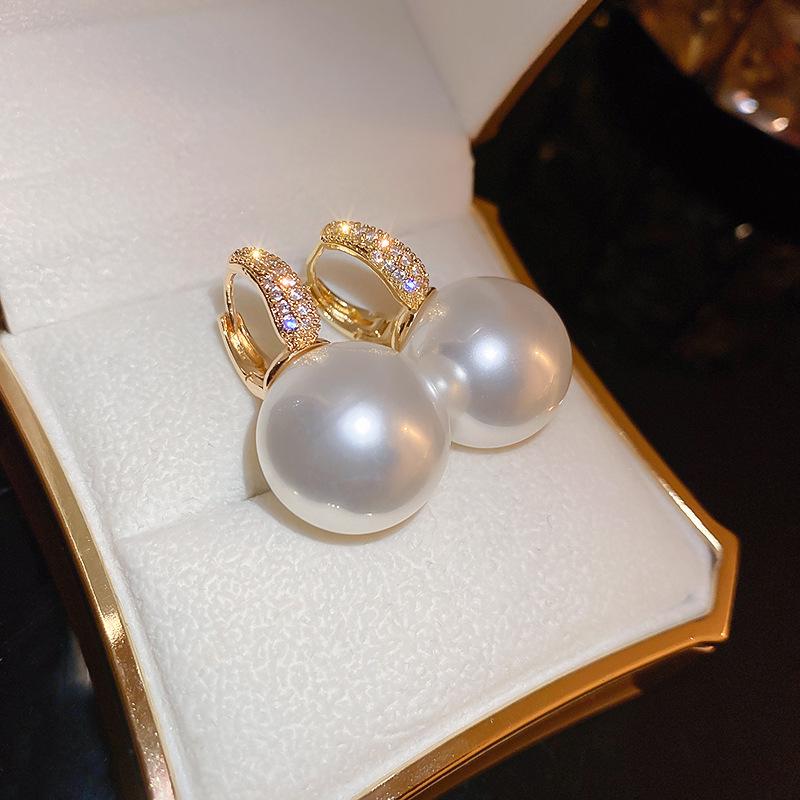 Orecchini a lobo geometrici a forma di fiore in zircone e perla stile coreano – Design elegante e di alta gamma per donna
