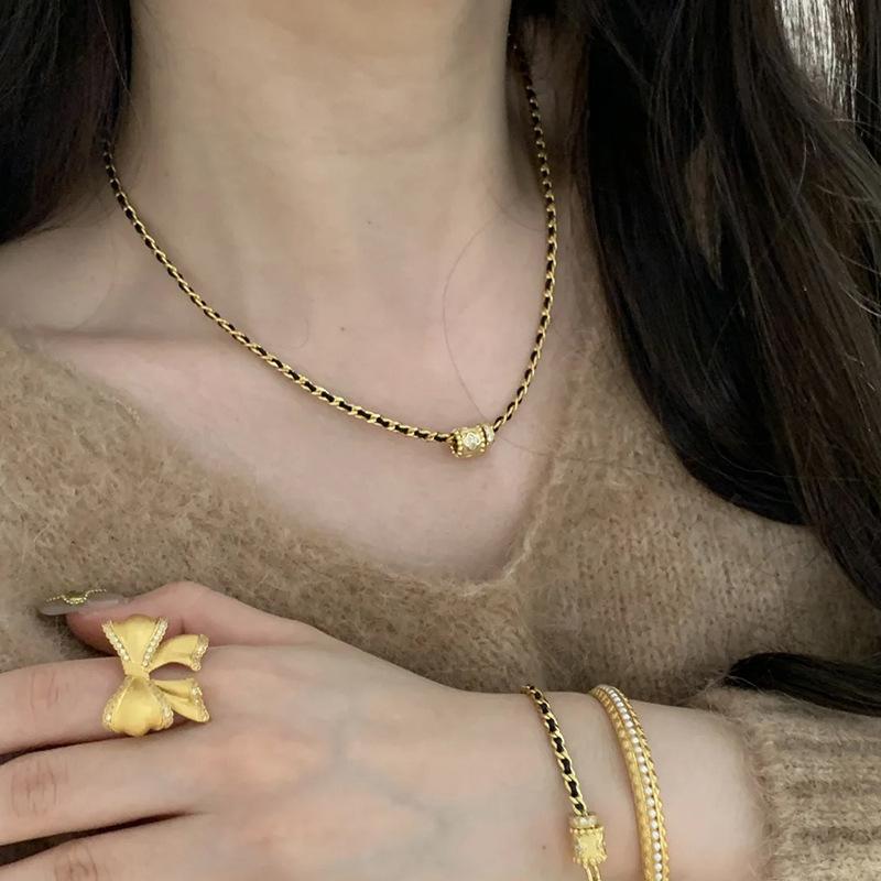 Neu in Vintage Schwarzes Seilketten-Halskette Anhänger Leichter Luxus Mode zylindrischer Anhänger Party Bankett Schmuck für Damen