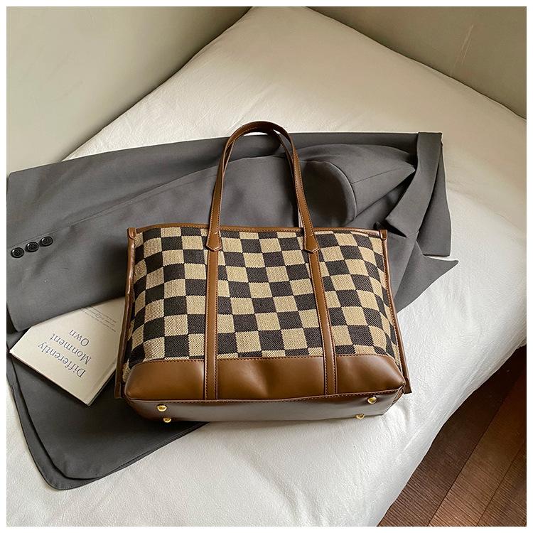 

Модная клетчатая сумка Geto очень большого размера Женская 2025 Новая повседневная вместительная сумка через плечо Сумка-багет для поездок на работу коричневый