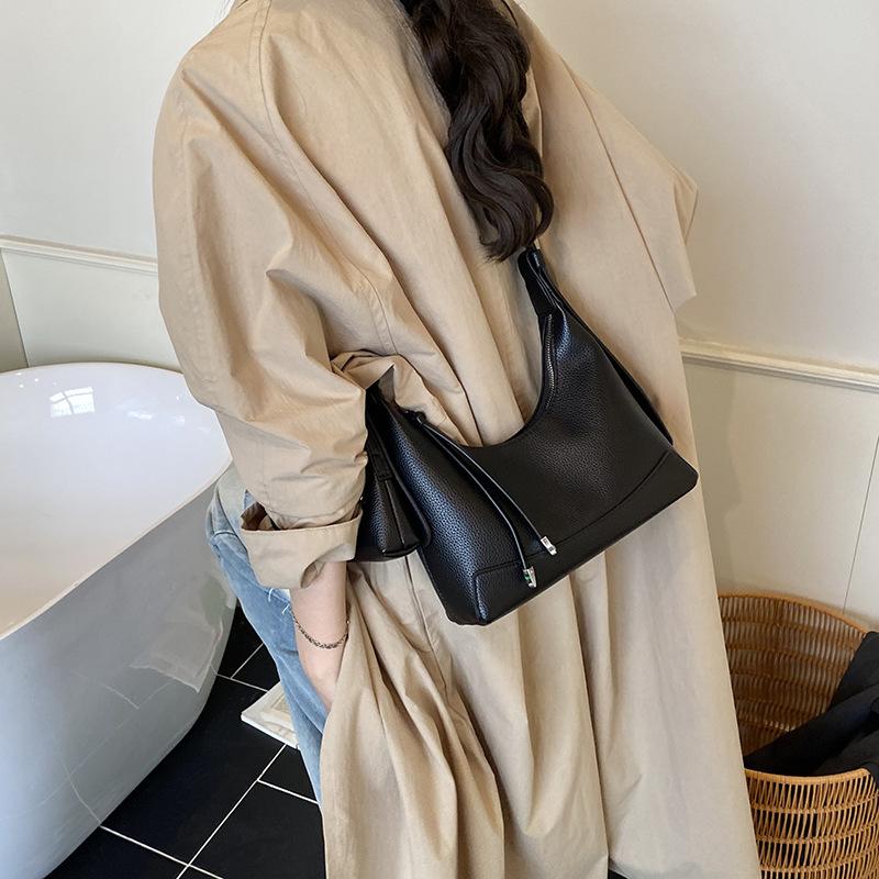 Large capacity versatile women's messenger bag 2025 new niche design portable shoulder tote bag work armpit bag