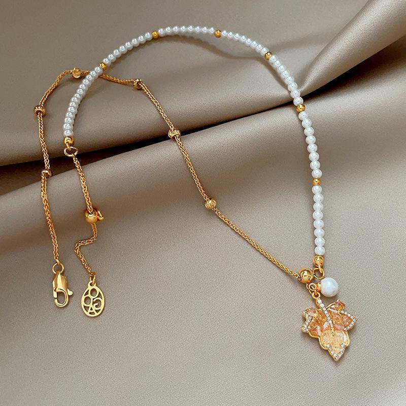 Золоченая 14 каратным золотом подвеска с цирконием и жемчугом в виде листа - Элегантный дизайн на ключицу