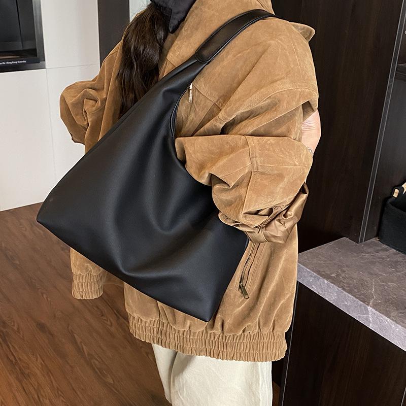 Retro bag women's large-capacity 2025 new autumn and winter versatile simple shoulder bag is popular this year, tote bag