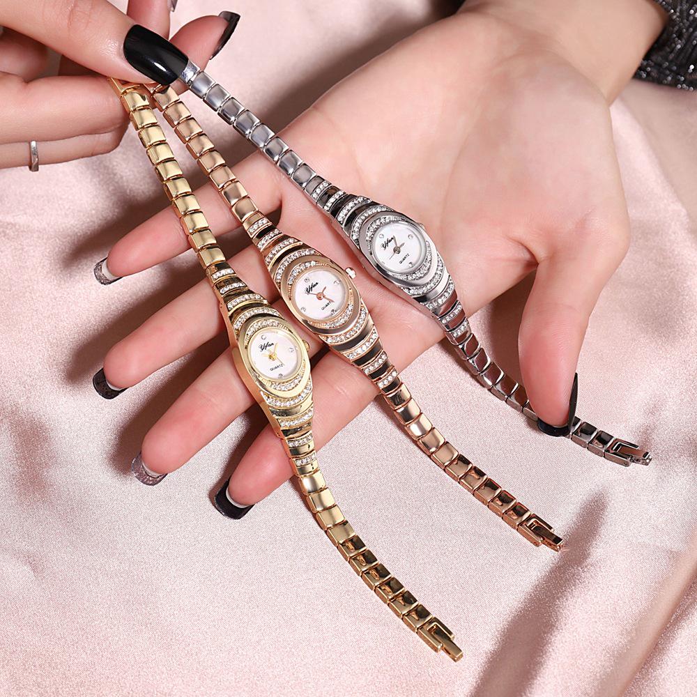 Montre bracelet ovale pour femme avec accents de diamants