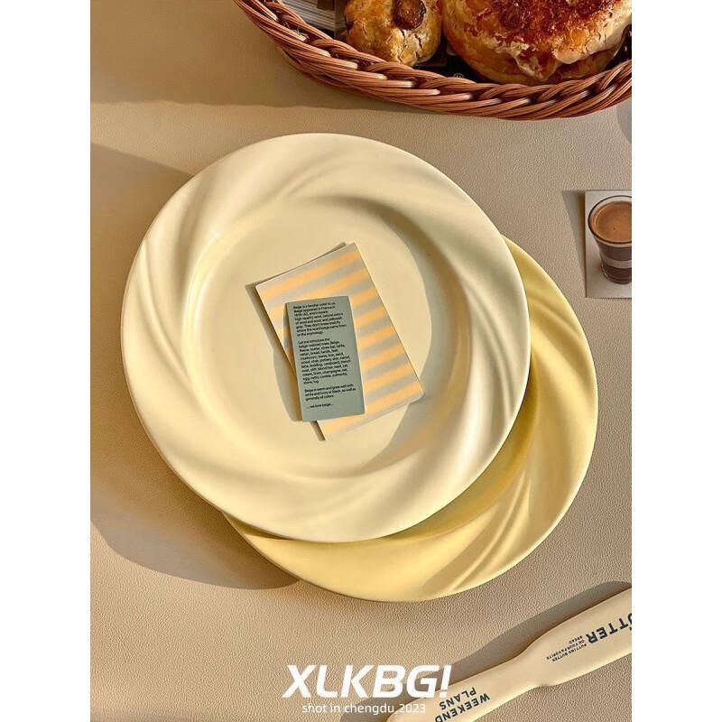 Minimalist Cream Plastic Dinner Plates (4-Pack)