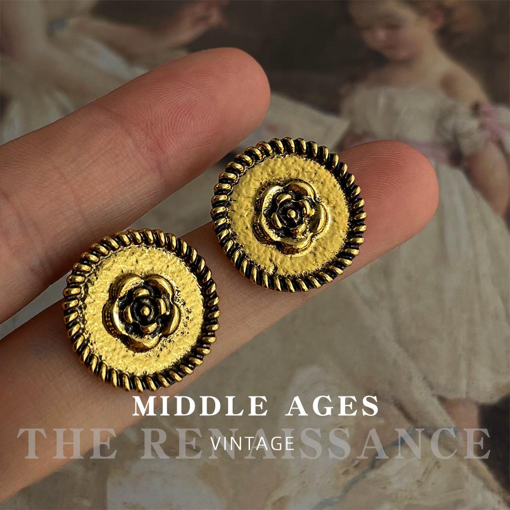 Light medieval old literary and artistic small fragrant style button earrings French retro flower round silver needle earrings