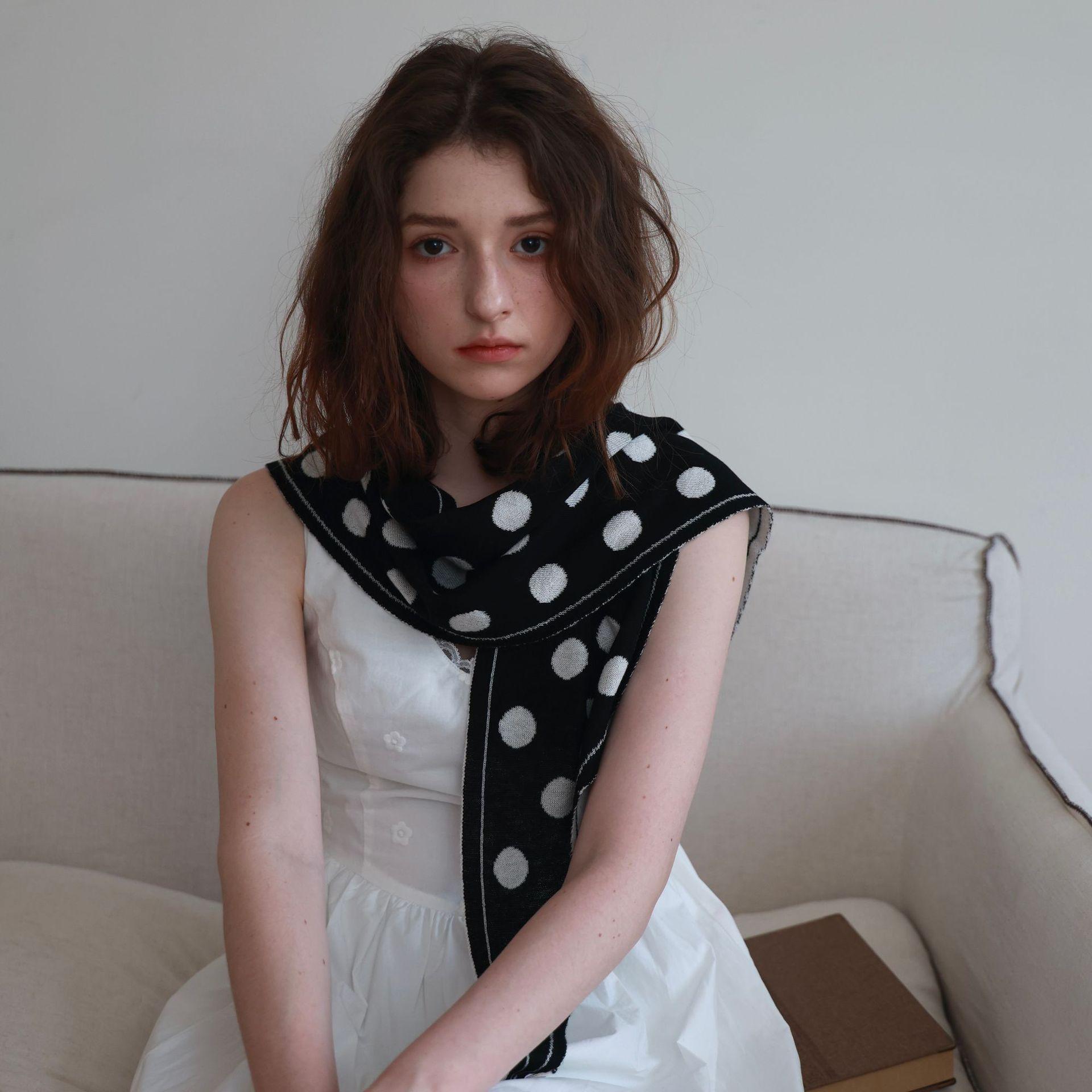 Cashmere blended retro polka dot silk scarf triangle scarf shawl autumn and winter with warm versatile trend personality чёрный