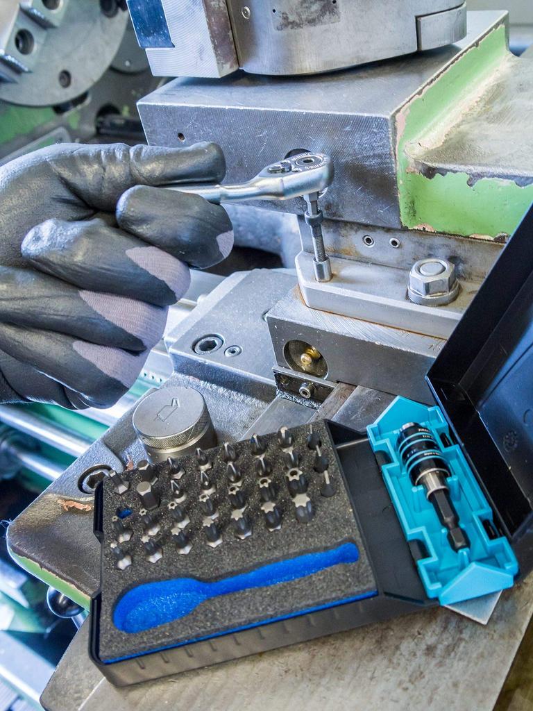 HAZET Bit Set with Ratchet Set Imported from Handle, 6.35mm (1/4") Drive, 33-Piece [Officially Japan] 863MBIT/33