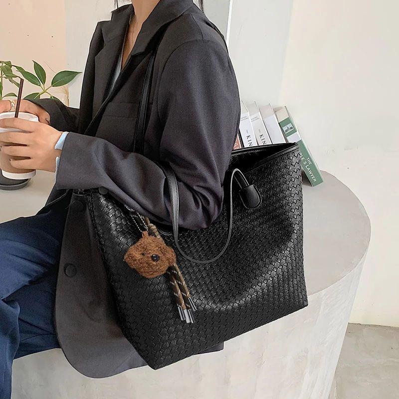 Large-capacity bag women's new niche work shoulder bag autumn and winter advanced sense college students class commuting tote bag