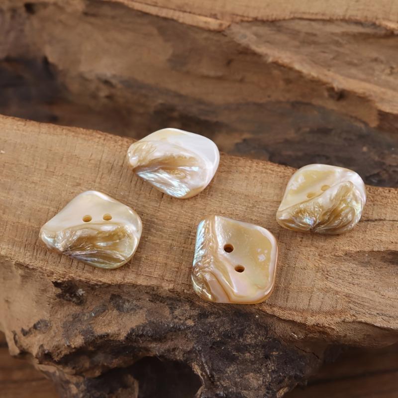 10 pezzi/set Bottoni in conchiglia naturale di forma irregolare con due fori per fai da te, accessori per abbigliamento, ecc.