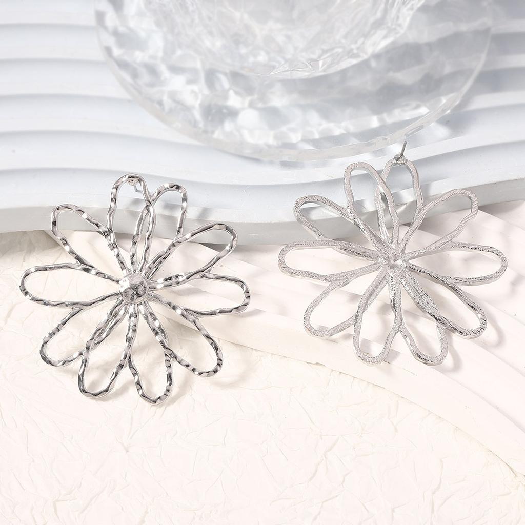 New exaggerated and fashionable hollow versatile alloy flower stud earrings, creative and simple daily commuting models