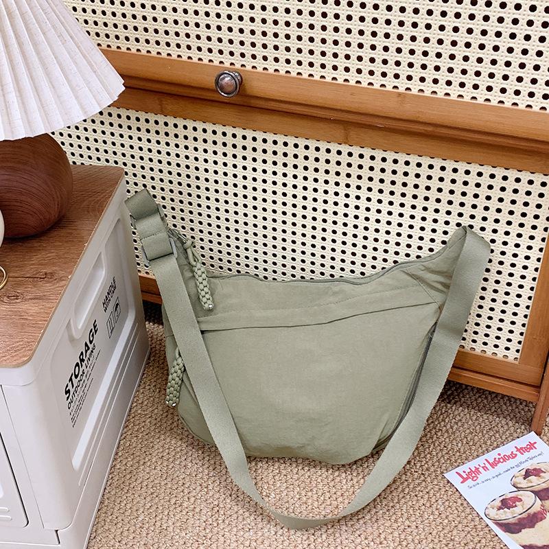 Popular Casual Simple Women's Lightweight Dumpling Bag Fashionable Versatile Solid Color Commuter Messenger Women's Bag
