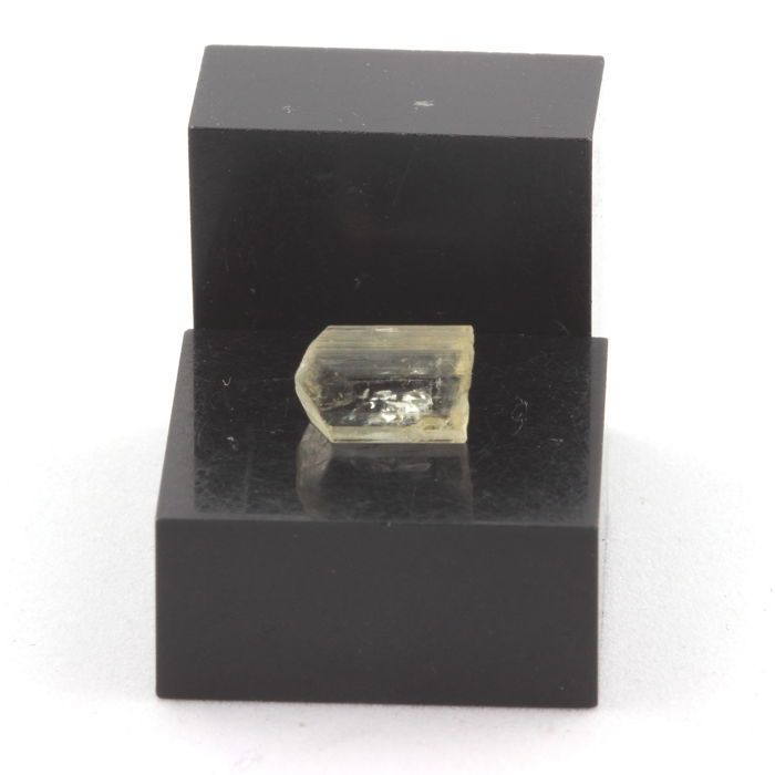 Pierres et Minéraux. Scapolite. 1.75 ct. Mpwapwa District, Dodoma Region, Tanzanie.