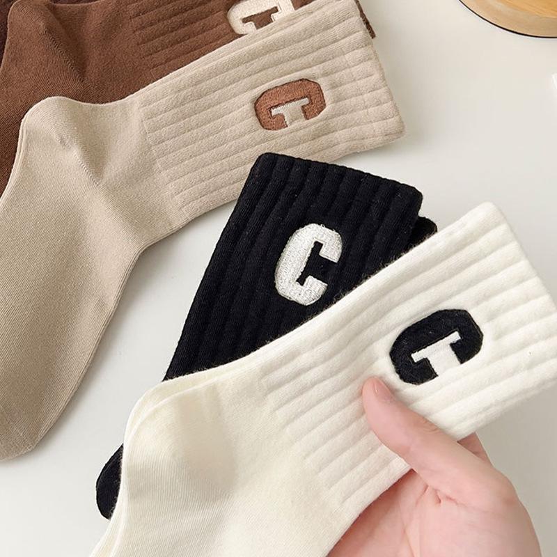 Zhuji Damen Trendige Bestickte Buchstaben Mid-Calf Socken - College-Stil, Vielseitige Sportsocken für Frühling & Herbst