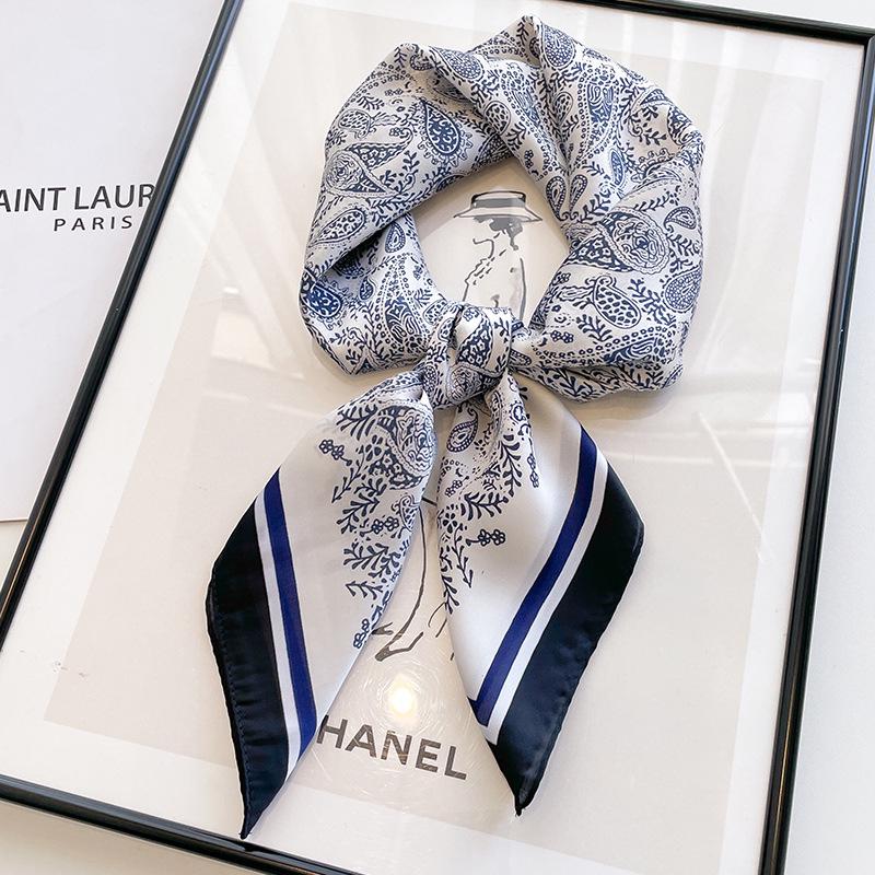 Damski jedwabny szalik w koreańskim stylu: Wszechstronny kwadratowy szalik z kamelią na wiosnę i jesień - do noszenia na szyi, na torebce lub we włosach