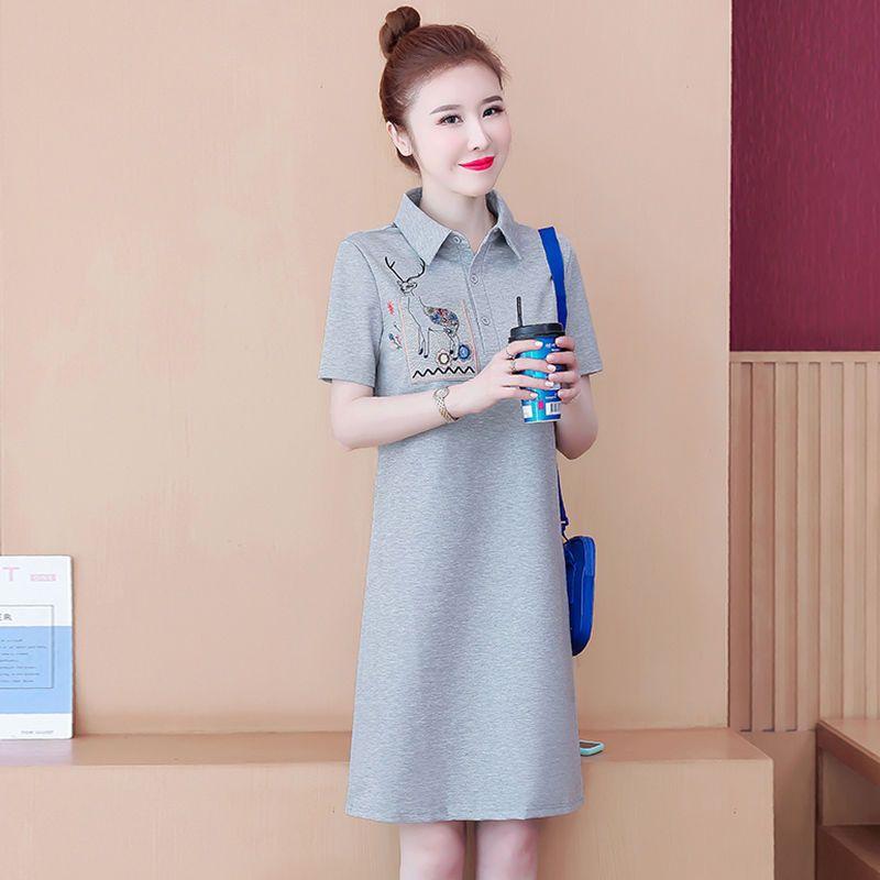 Modna, stylowa i wygodna haftowana sukienka polo, idealna na nieformalne wyjścia z przyjaciółmi