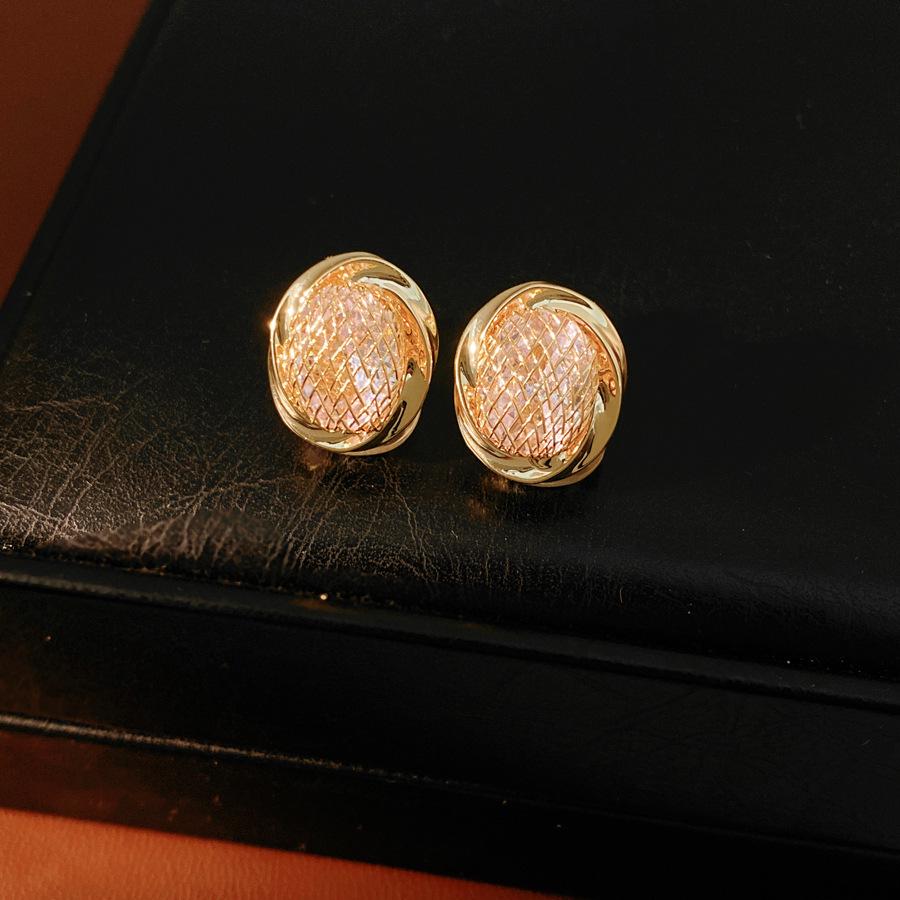 Gold-Plated Zircon Round Ear Cuff - Versatile, Fashionable, and Luxurious Design.