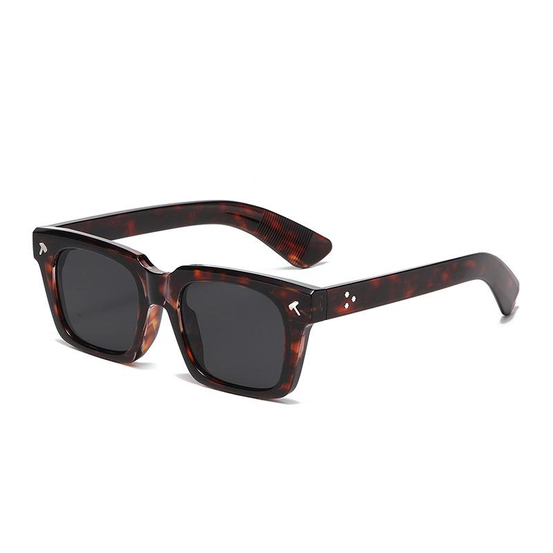 Classic Outdoor Driving Rivet Square Sunglasses Women For Men Popular Luxury Brand Designer Vintage Sun Glasses Punk Eyeglasses