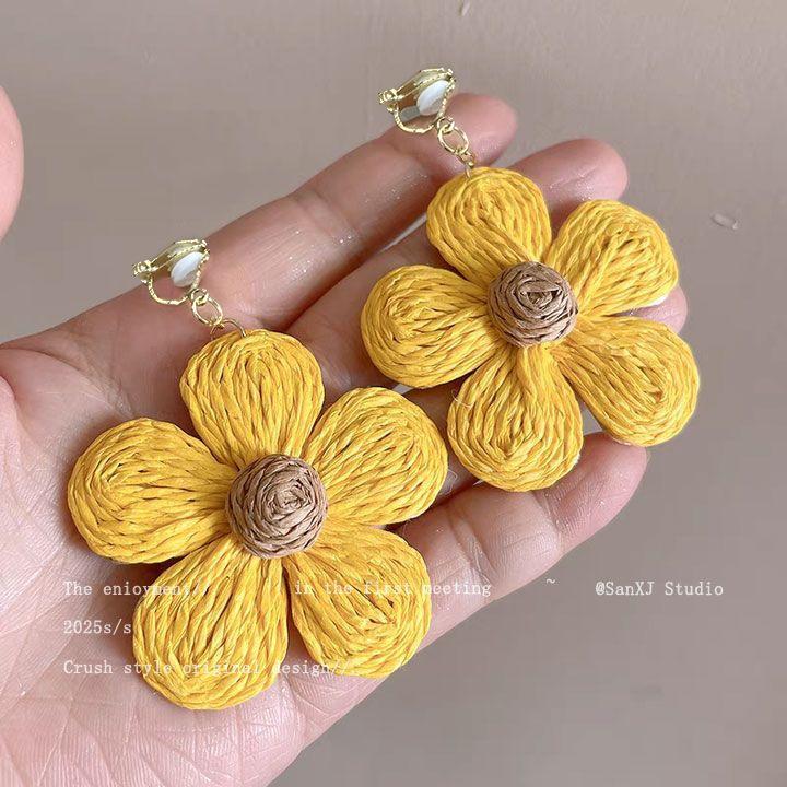 Dopamine flower ear hook women's new holiday style accessories ear clips without ear piercings, high-end seaside cute ear accessories