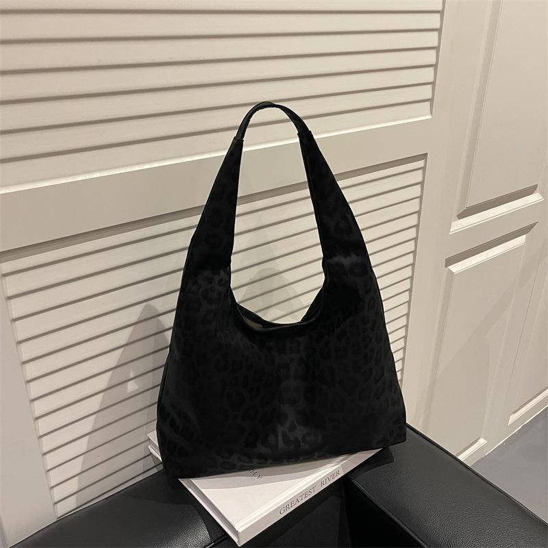 Einfache Textur trendige Damen-Tragetasche Herbst und Winter neue Tasche Mode lässige Persönlichkeit Schultertasche