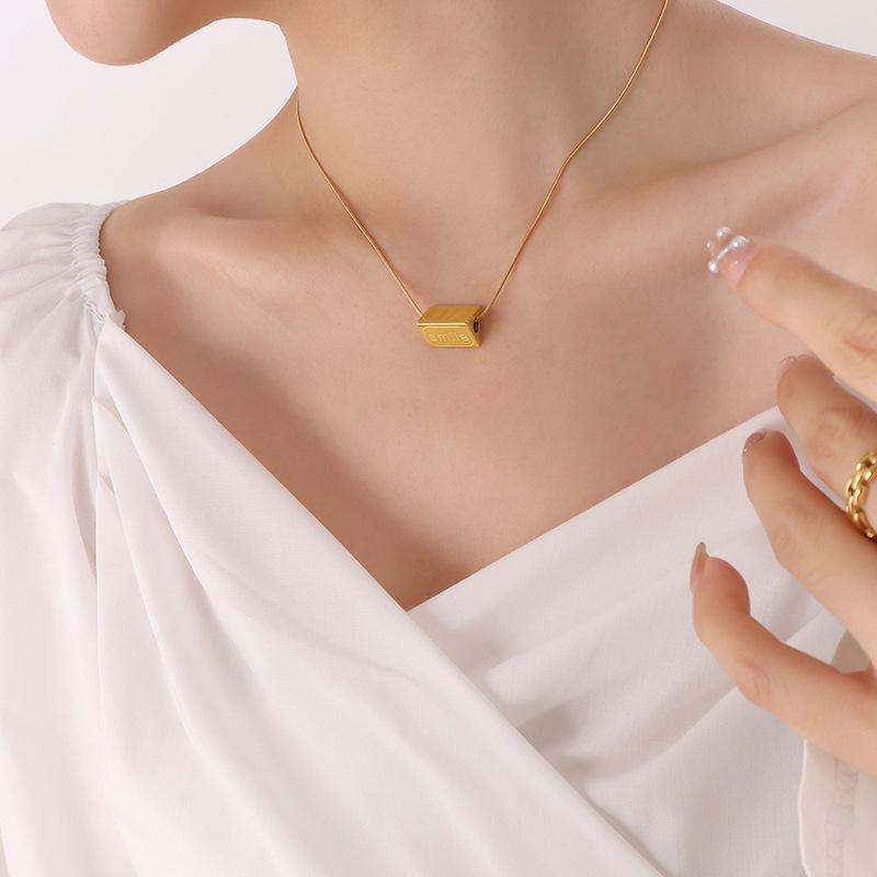 

Корейская версия ожерелья с подвеской в виде треугольника серии Campus Wind Versatile, цепочка на ключицу из титановой стали 18-каратного золота