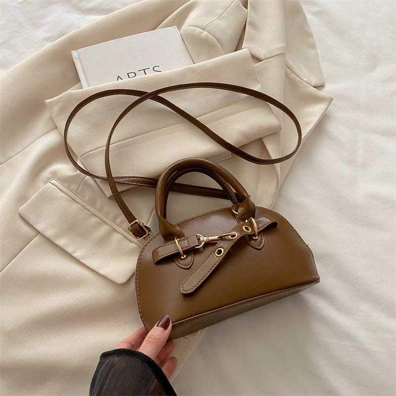 

Retro handbag bag women s winter 2025 new trendy niche armpit bag high value bowling shell bag коричневий