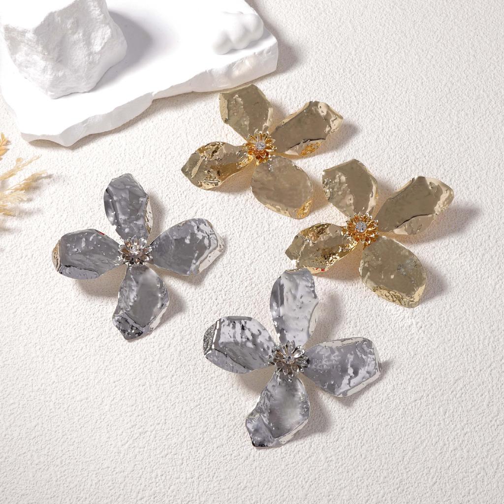 Exaggerated three-dimensional flower earrings for women, a light luxury and high-end metallic style, fashionable and individual earrings for women