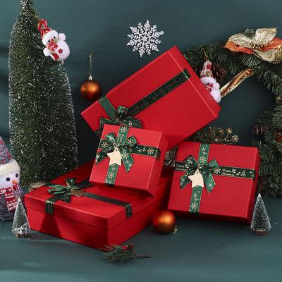 Roter Deckel Weihnachtsgeschenkbox mit Schal & Socken – Auf Lager