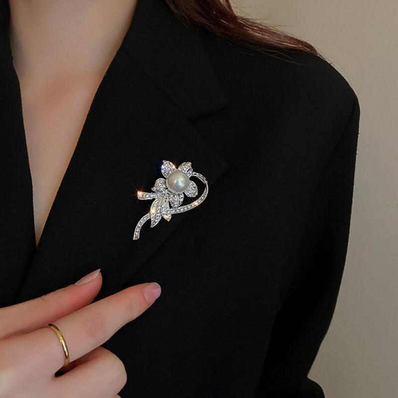 Luxury Yellow Enamel Sunflower Brooches For Women Rhinestone Plant Daisy Moon Flower Lapel Pins Clothes Badge Gorgeous Jewelry
