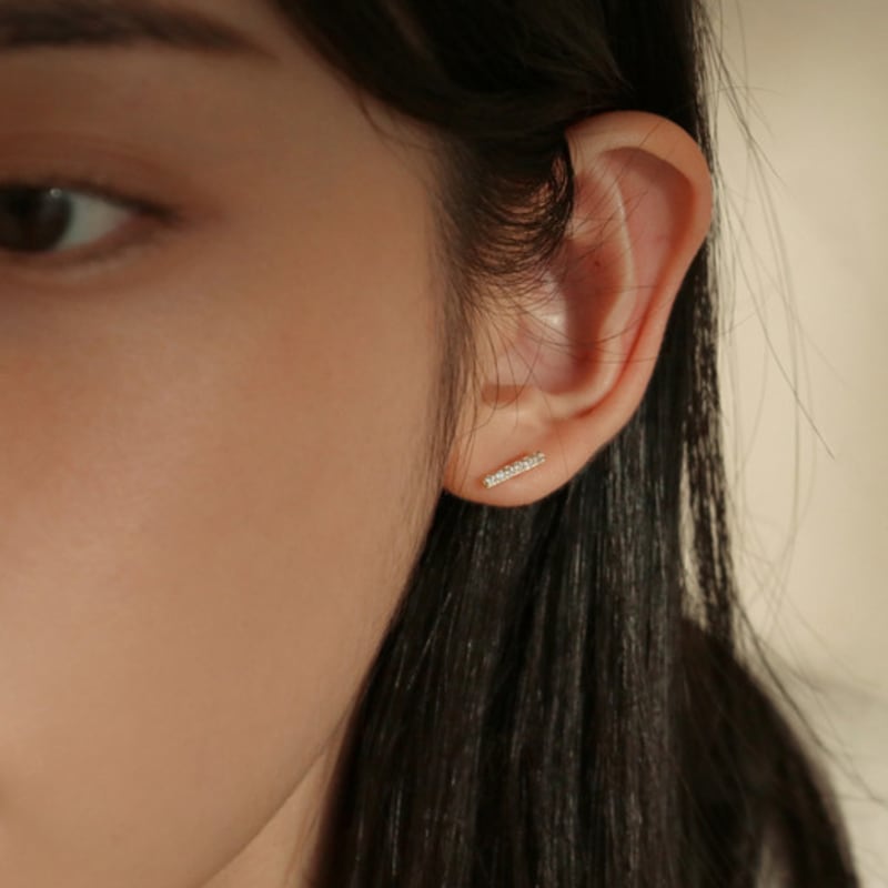Less is more 4K gold cubic bar earring