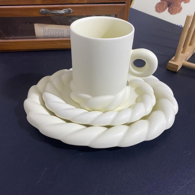 Ceramic Twist Creative Twist Snack Delicate Light Dessert Fruit Plate Coffee Milk Mug Desktop Decoration Coffee Mug with Plate