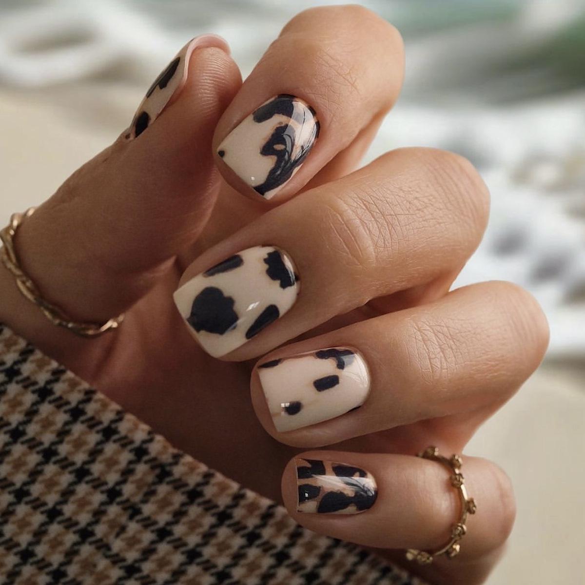 

Minimalist Cow Print Nail Art: 24-Piece Set of Pre-Etched Whitening False Nails
