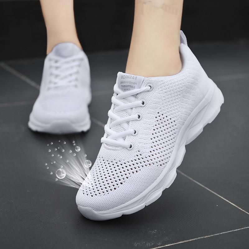 Summer new shoes, large mesh breathable sneakers, lightweight soft soles, built-up dancing shoes, running shoes
