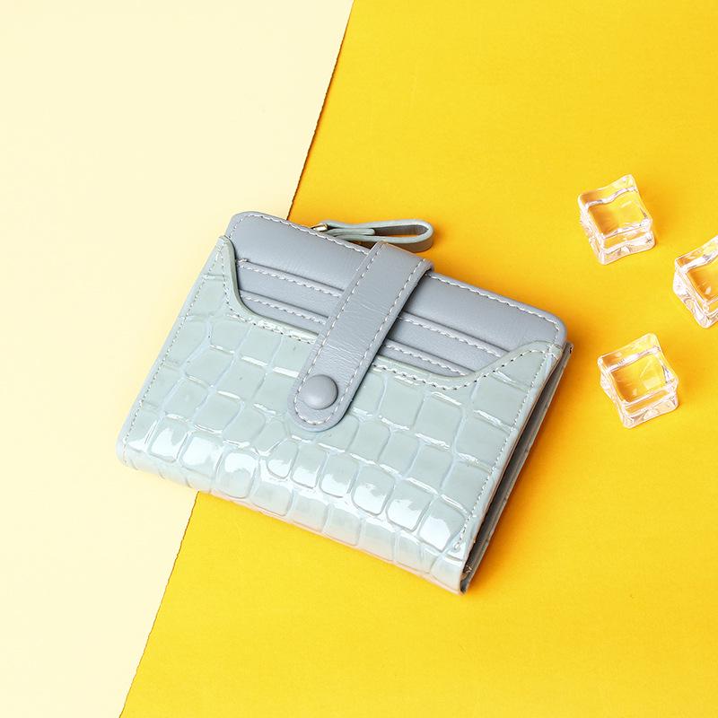 Retro Crocodile Pattern Ladies Short Wallet with Multi-Card Slots and Coin Purse.