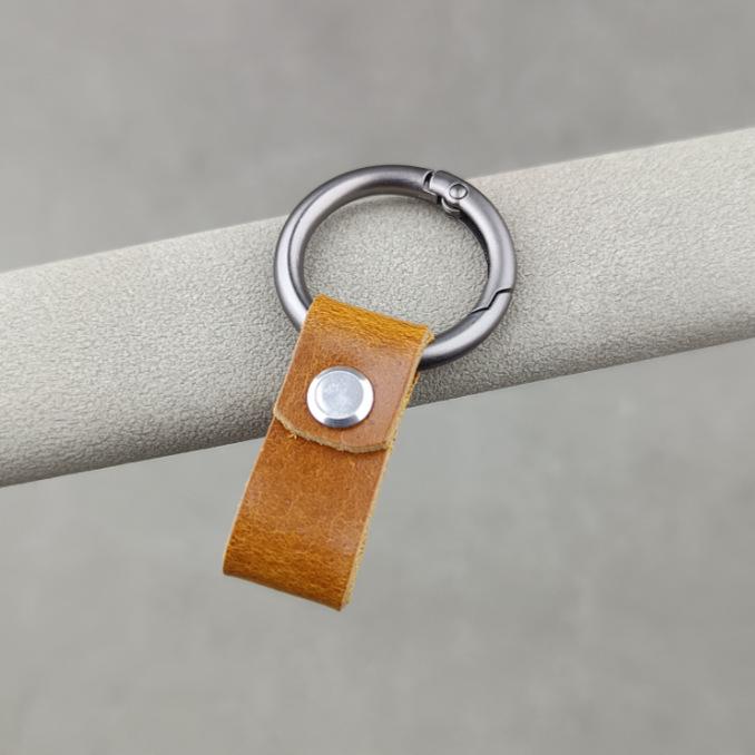 Men's Genuine Leather Car Keychain - Cowhide Creative Finger Ring Buckle with Leather Strap Pendant and Custom Spring Ring.