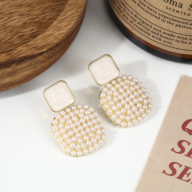 Boucles d'oreilles à tige en perles de fleur de vent parfumées à petite aiguille argentée, boucles d'oreilles légères et luxueuses, style célébrité, style rétro élégant et tendance