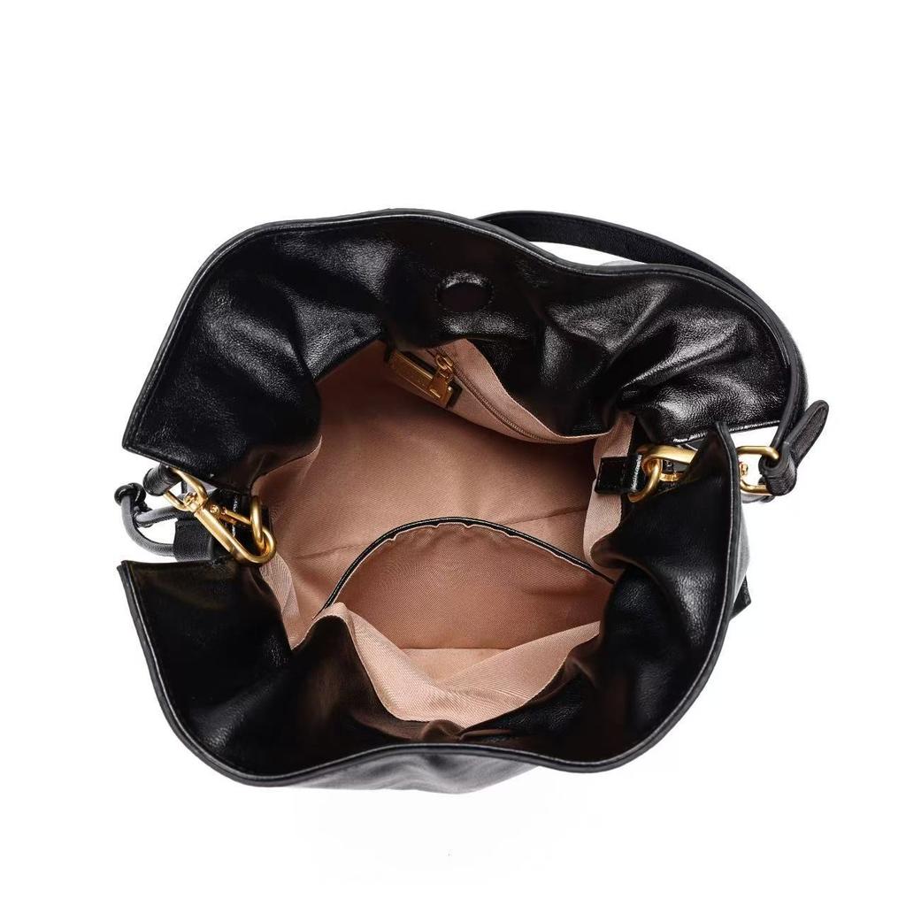 Casual soft surface large-capacity bag women's new popular versatile shoulder bag fashionable pleated messenger bag