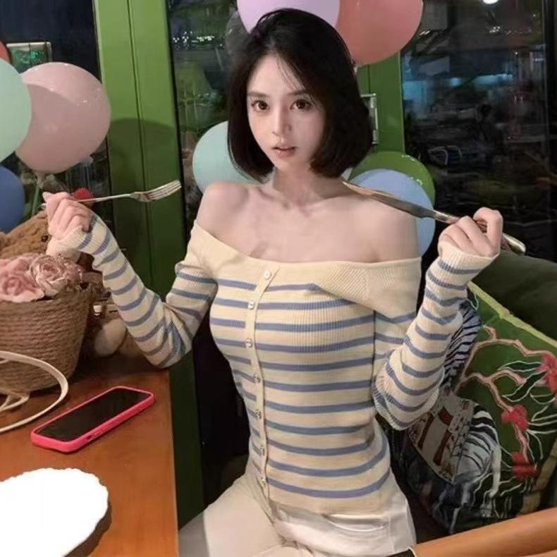 

Korean version contrasting stripes one-word shoulder long-sleeved knitted sweater women s autumn new slim-fitting off-the-shoulder sweet average size абрикосовий
