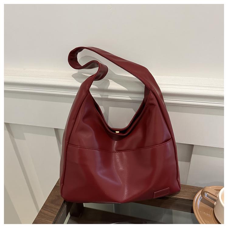 

Классическая женская сумка через плечо большого объема в ретро-стиле