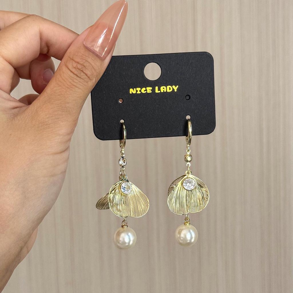 Silberne Strass Quasten Ohrringe: Übertriebenes Blumendesign für einen stilvollen Look.
