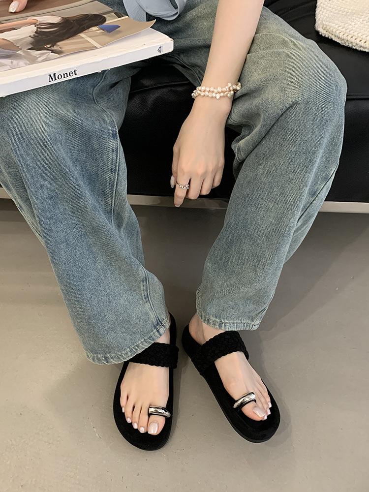 Soft bottom design simple word with cool slippers women's 2025 spring new set toe thick bottom beach slippers with skirt tide