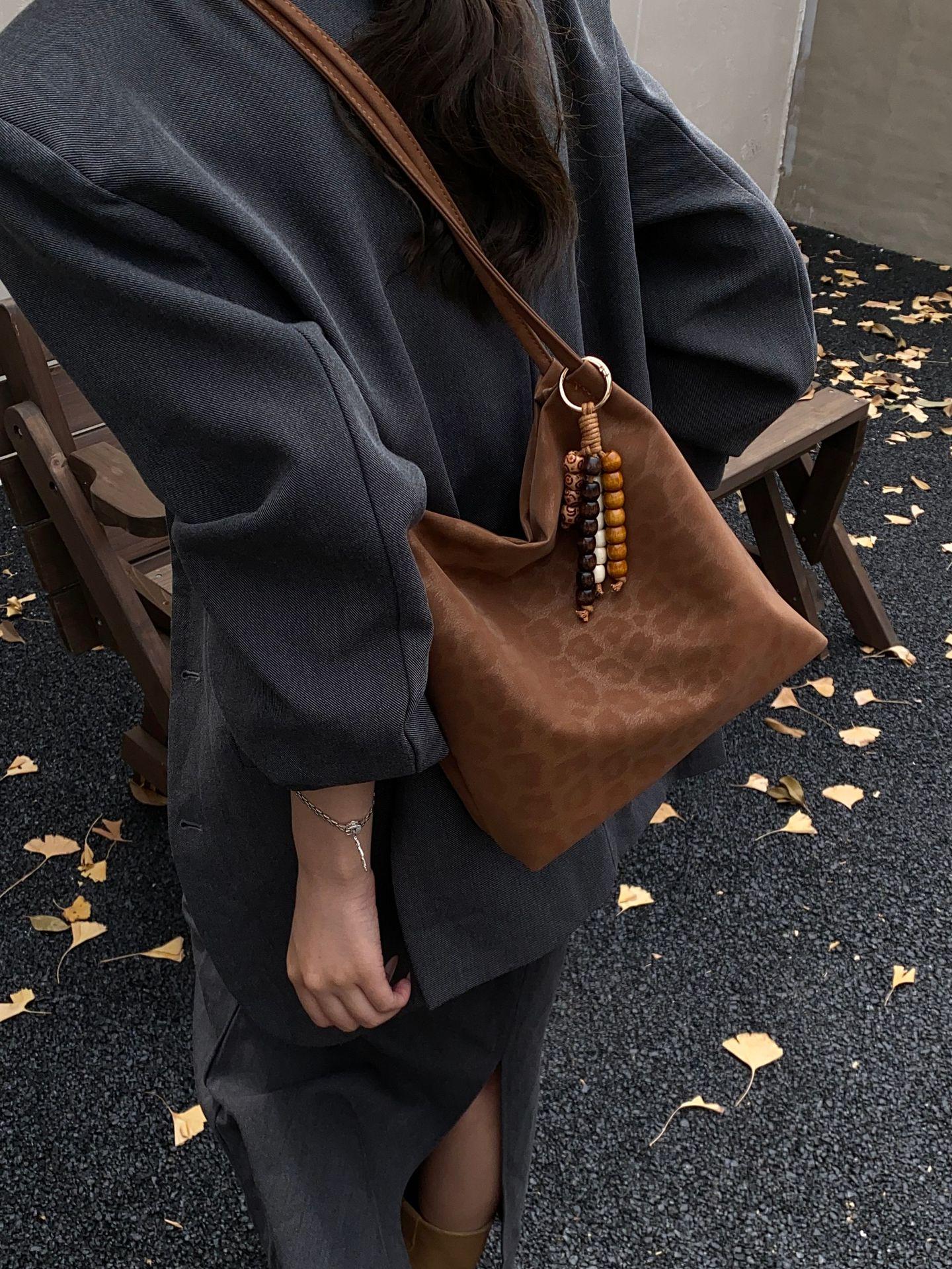 

2025 Осень/Зима Высококачественная сумка кроссбоди с леопардовым принтом для женщин: Модный, Повседневный и Универсальный